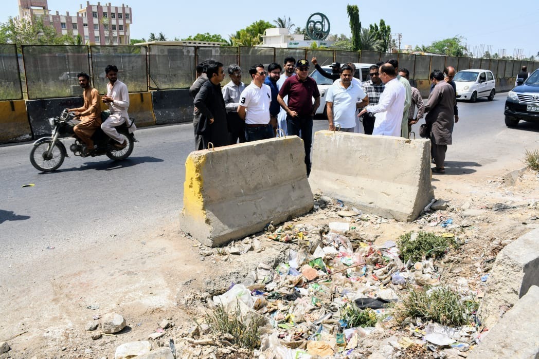  Commissioner Karachi Syed Hasan Naqvi is giving orders to DG Baldia Uzmi to repair the damaged footpath on University Road on 08/06/2024