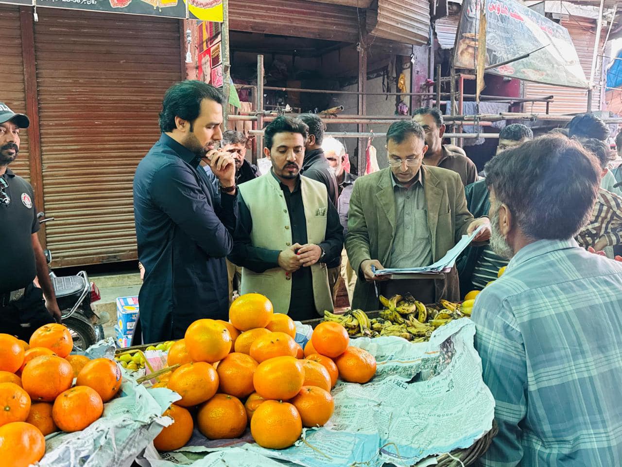 Deputy Commissioner West carried out a surprise visit to Mominabad Market