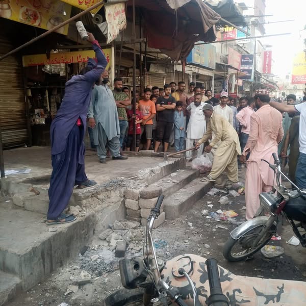 Under the directions of Commissioner Karachi Anti Encroachment operation