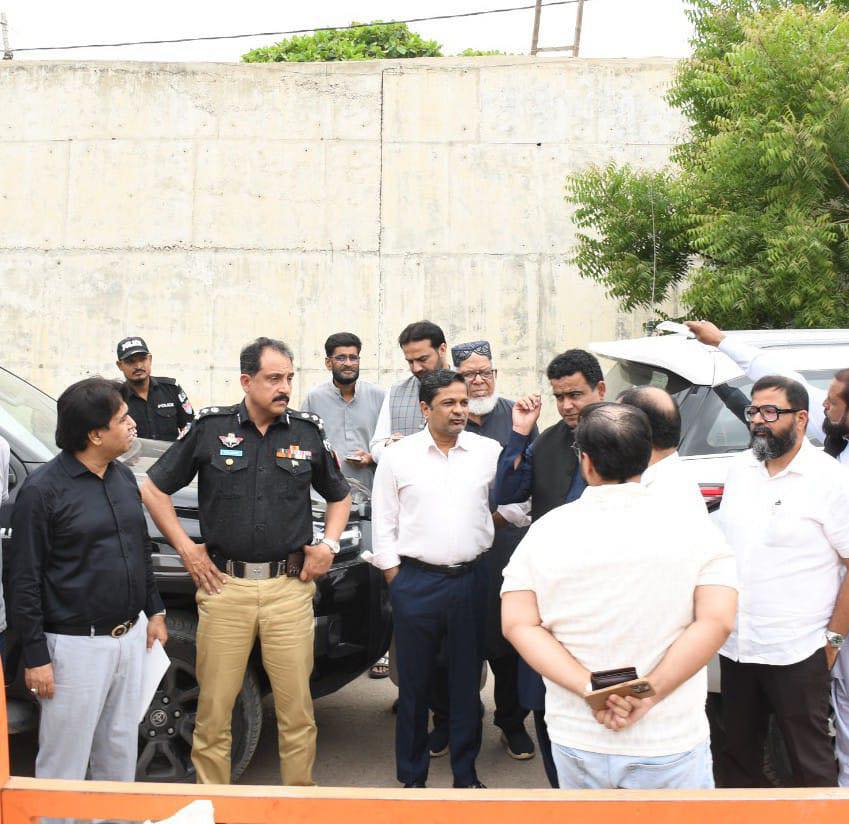 Commissioner Karachi today along with MC KMC, D.I.G Traffic, MD SSWMD, Deputy Commissioner visited district South, East, Malir