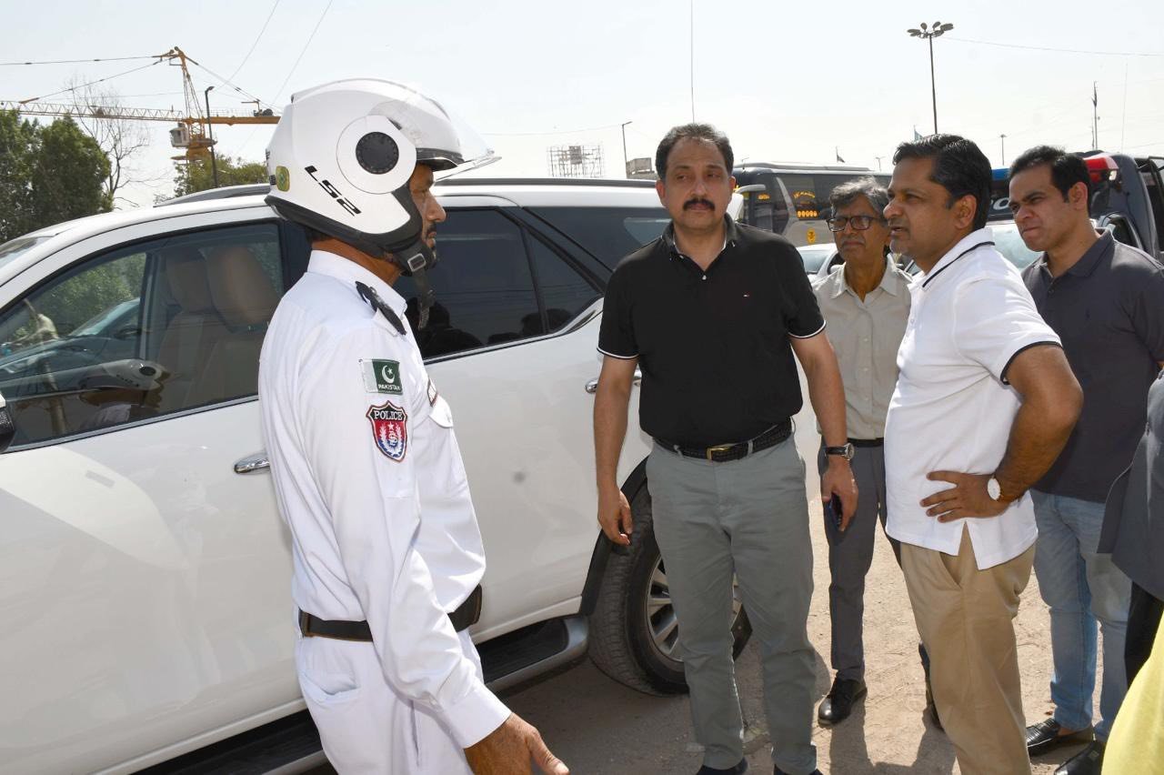 Commissioner Karachi along with D.I.G Traffic, Deputy Commissioners visited District South.