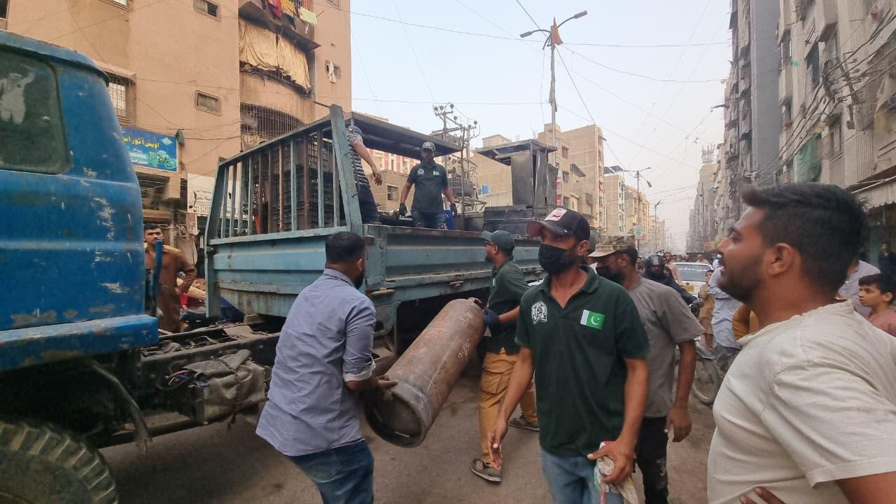 Assistant Commissioner Gulshan-e-Iqbal Conducted an Anti Encroachment Operation on Shaheen Heights, Block 7 Gulshan