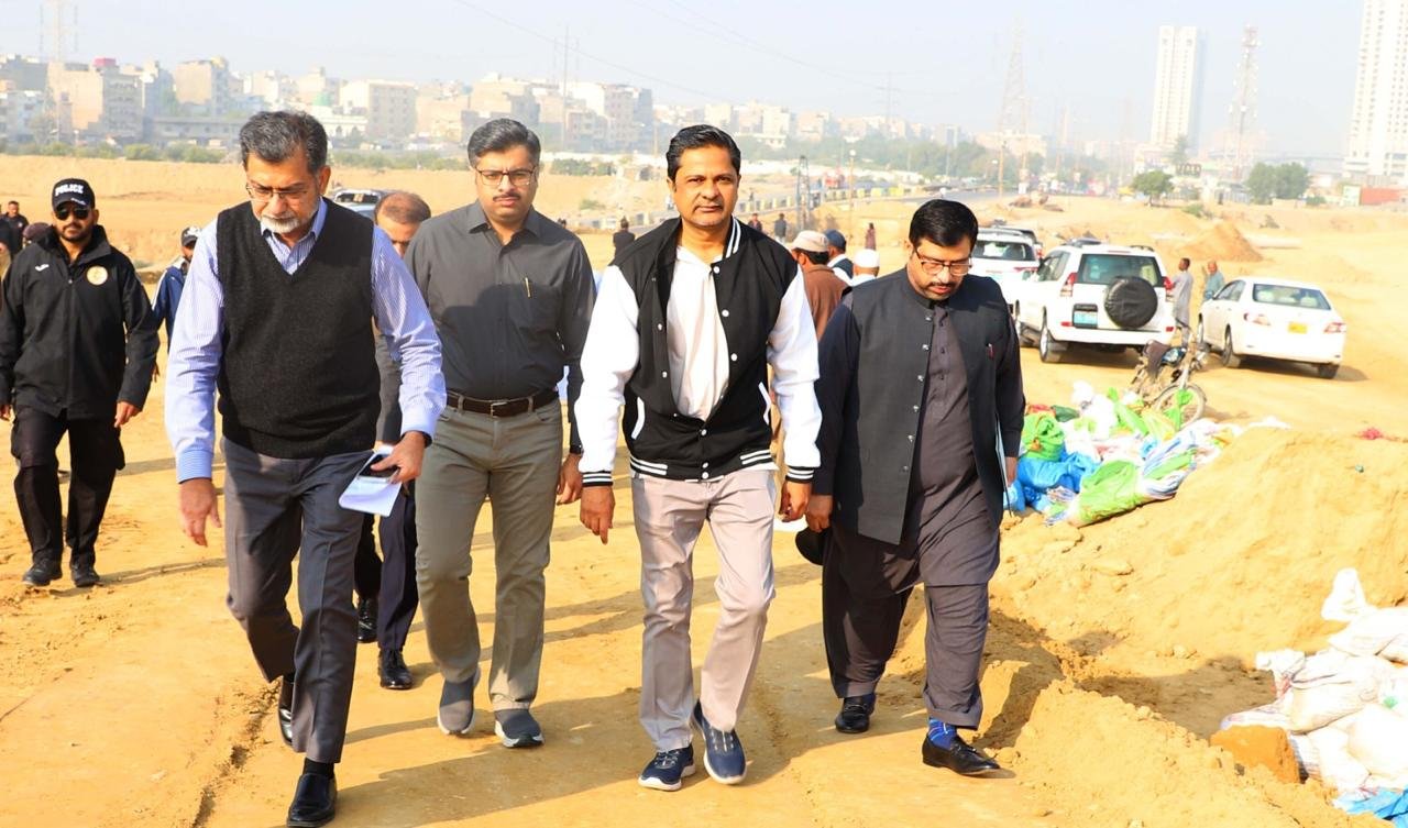 Commissioner Karachi along with Chief Minister visited the Red Line on University Road and Malir Expressway.